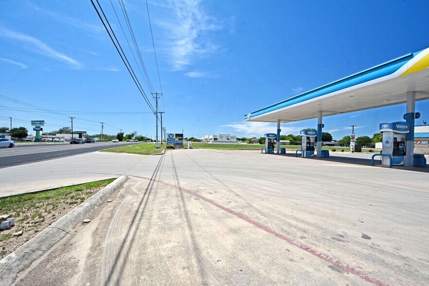 More Photos Of 1071 E TX-46 Hwy, New Braunfels Storefront Retail Office For Lease