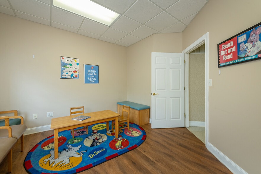 More Photos Of 110 Chadwick Square Ct, Hendersonville Medical For Sale