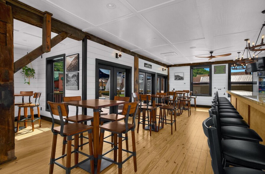 More Photos Of 115 N Shore Dr, Fountain City Restaurant For Sale
