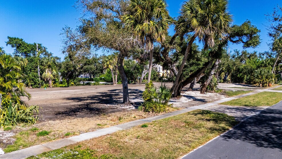 More Photos Of 641 Azalea Ln, Vero Beach Apartments For Sale