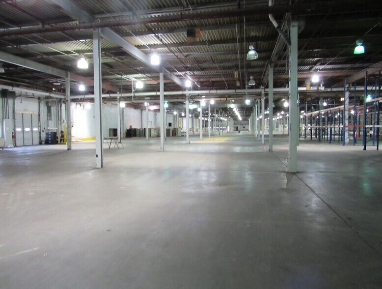 More Photos Of 146 W Country Club Rd, Hamer Manufacturing For Lease