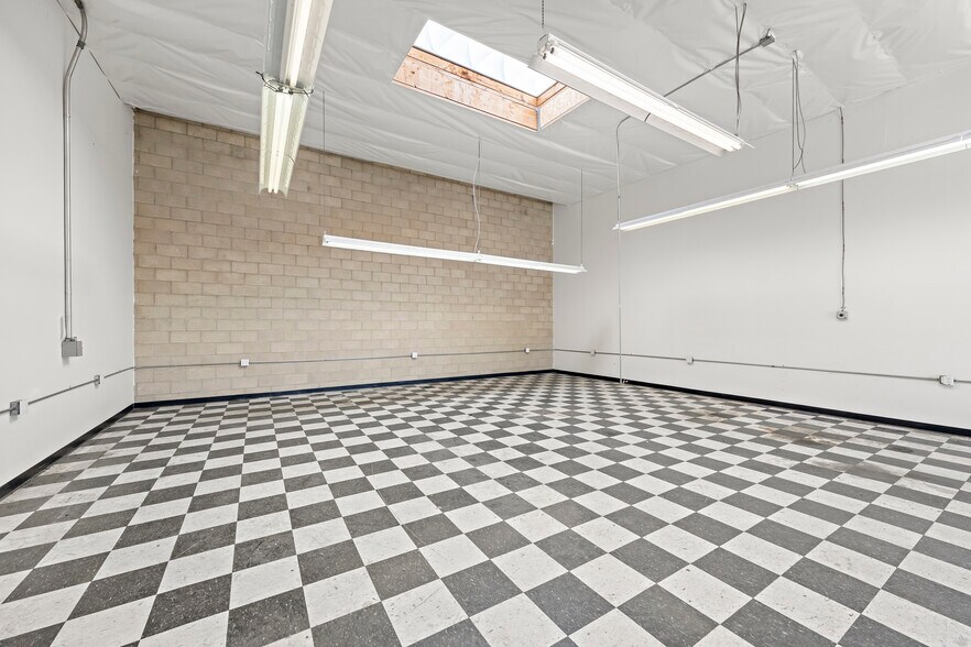 More Photos Of 227 Pawnee St, San Marcos Warehouse For Lease