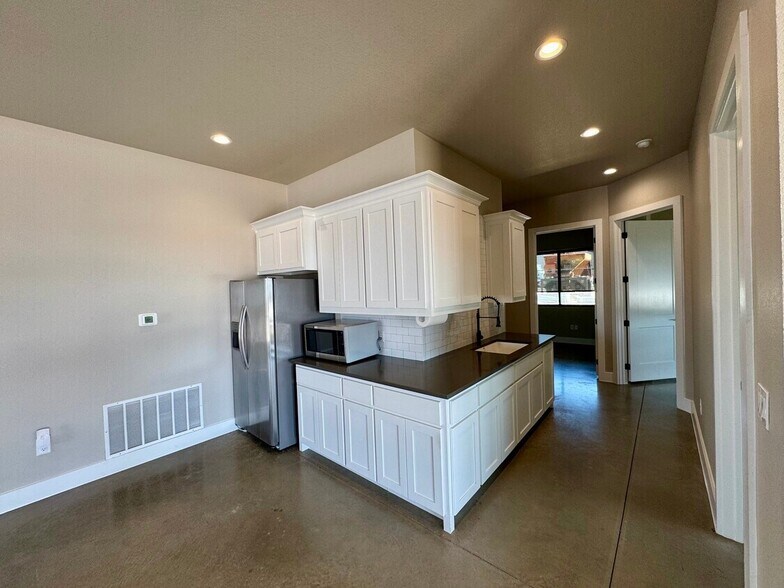 More Photos Of 105 McBar Dr, Jarrell Light Distribution For Lease