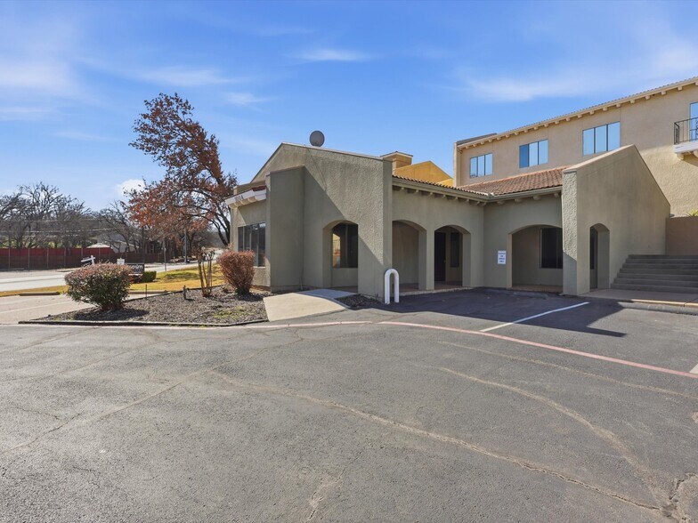 More Photos Of 1006 N Bowen Rd, Arlington Office For Lease