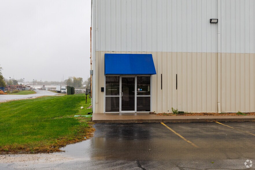 More Photos Of 1012 N Farm Road 123, Springfield Warehouse For Lease