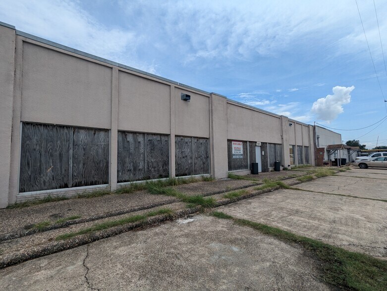 More Photos Of 6100 Jefferson Blvd, Groves Department Store For Sale