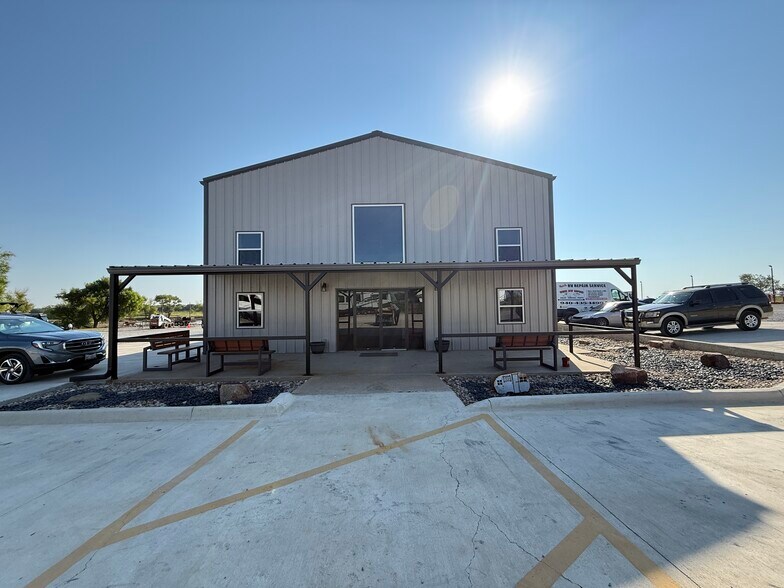 More Photos Of 13239 S Interstate 35, Valley View Manufacturing For Lease