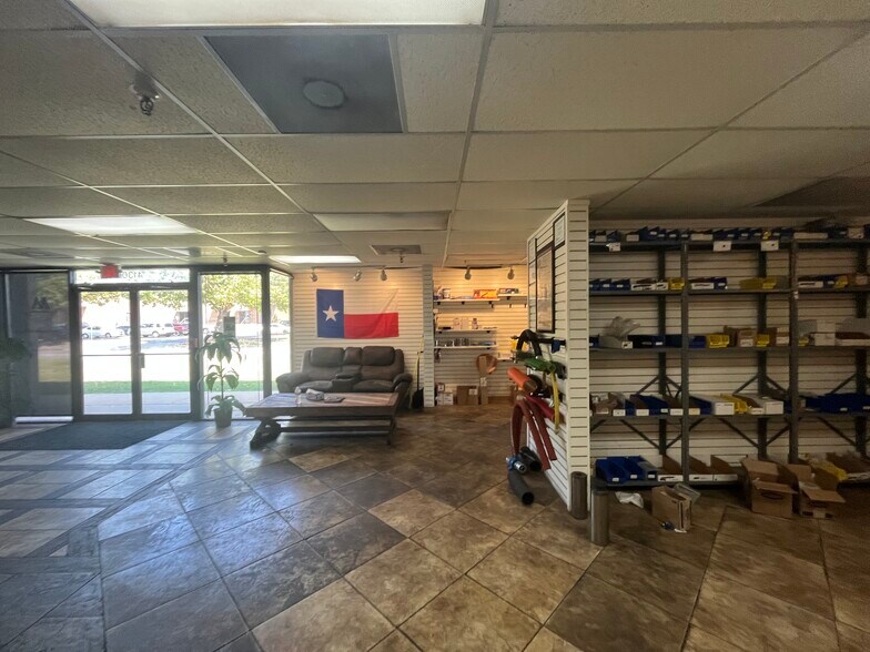 More Photos Of 4130-4150 Will Rogers Pky, Oklahoma City Warehouse For Lease