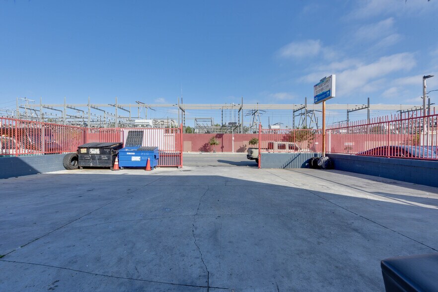 More Photos Of 14332 Oxnard St, Van Nuys Warehouse For Lease