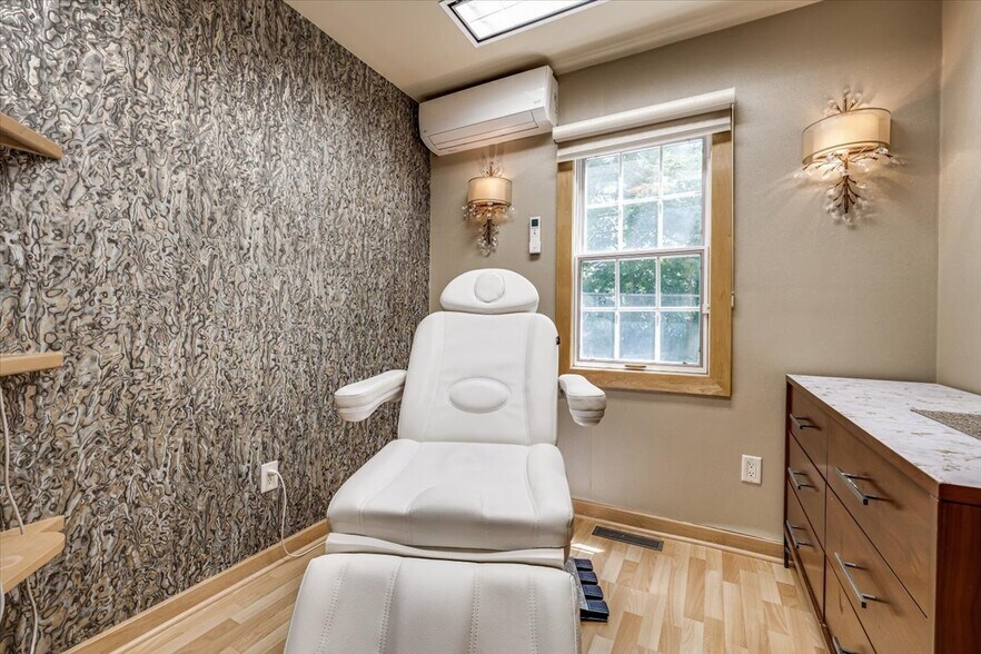 More Photos Of 299 E Northfield Rd, Livingston Medical For Sale