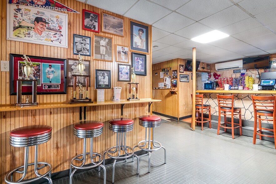 More Photos Of 104 Canal St, Blackstone Bar For Sale