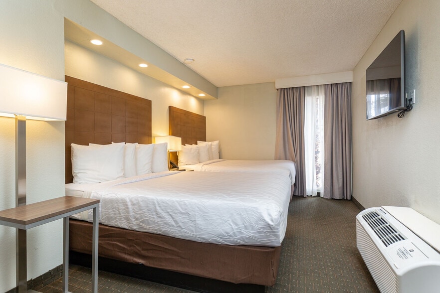 More Photos Of 1633 S Palm Canyon Dr, Palm Springs Hotel For Sale