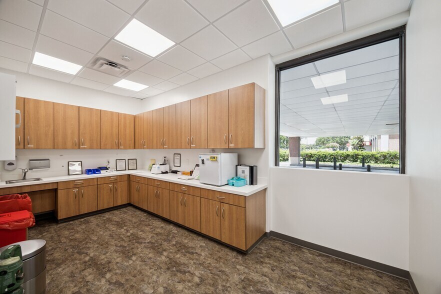 More Photos Of 2455 Highway 6, Sugar Land Freestanding For Lease