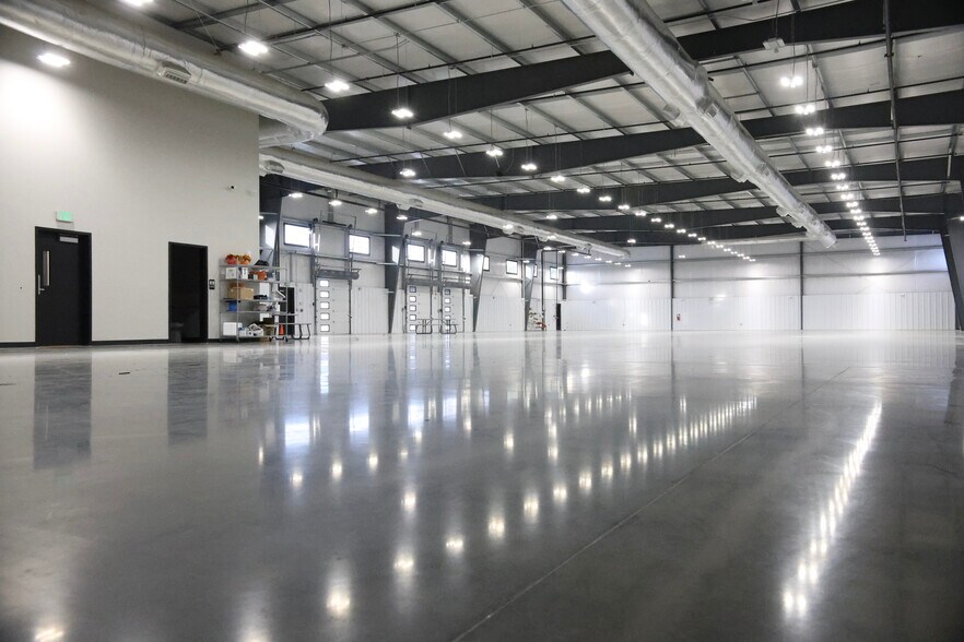 More Photos Of 421 NW Capital Dr, Lee's Summit Warehouse For Lease