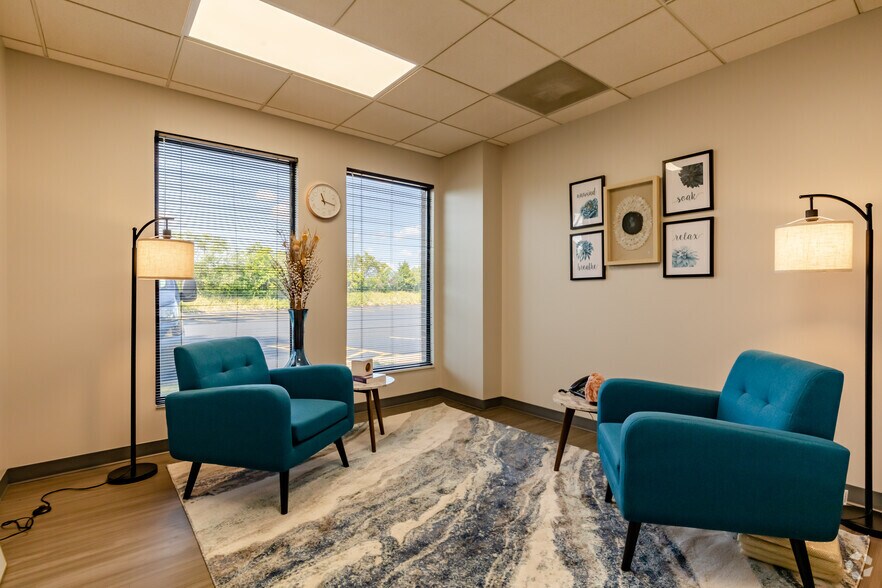 More Photos Of 1835 Rohlwing Rd, Rolling Meadows Unknown For Lease