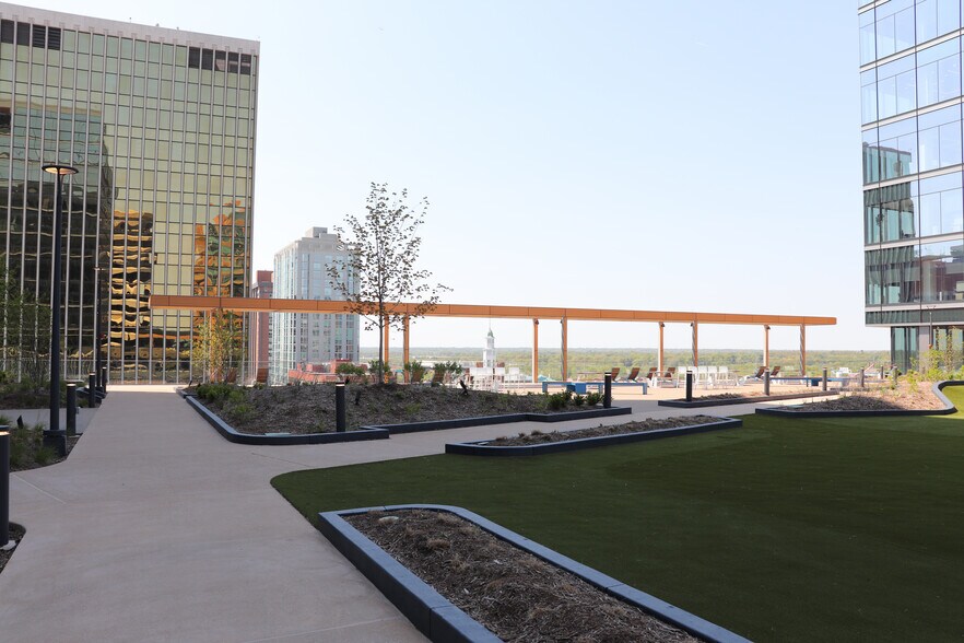 More Photos Of 8001 Forsyth Blvd, Saint Louis Office For Lease