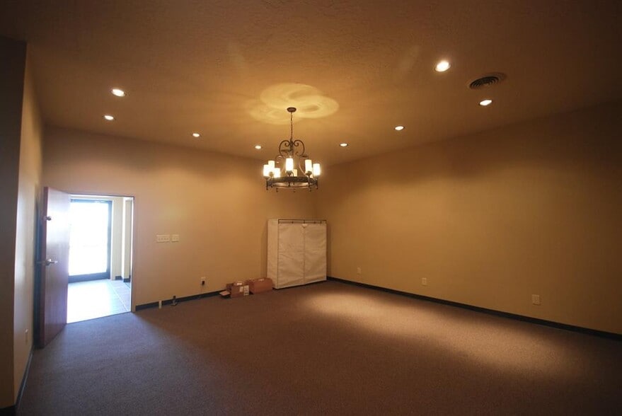 More Photos Of 44 Three Way Ln, Humboldt Office For Sale