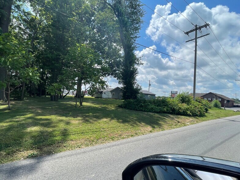 More Photos Of 1504 W Dufour St, Marion Office For Sale