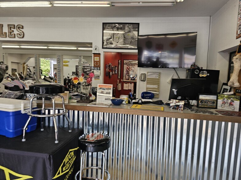 More Photos Of 1204 Bendigo Blvd N, North Bend Auto Dealership For Lease