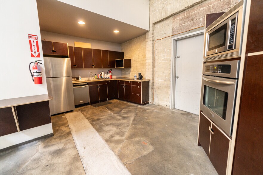 More Photos Of 33-43 E Orange Grove Ave, Burbank Unknown For Lease