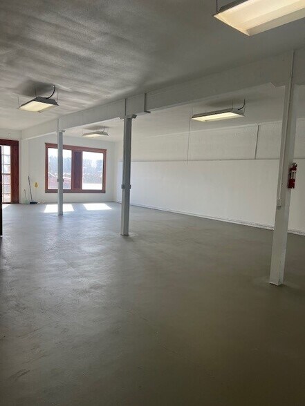 More Photos Of 63281 WA-14, Underwood Flex For Lease