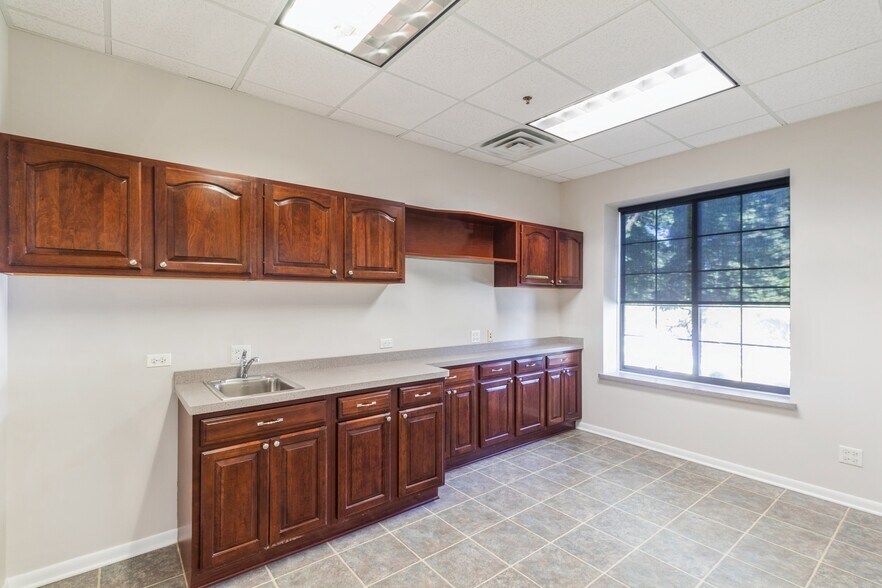 More Photos Of 6475 Washington St, Gurnee Office For Sale