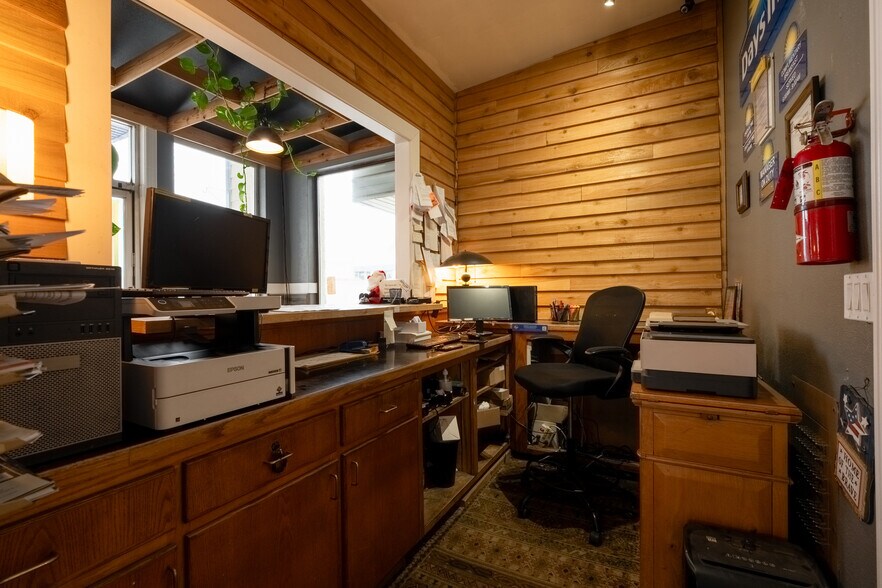 More Photos Of 577 W Monroe St, Burns Hotel For Sale