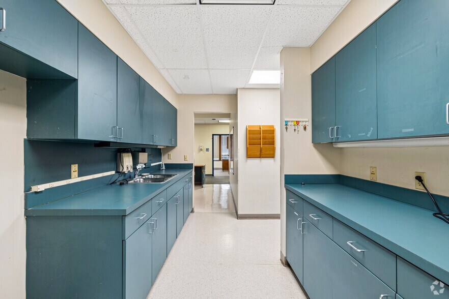 More Photos Of 1709 S Rock Rd, Wichita Medical For Sale