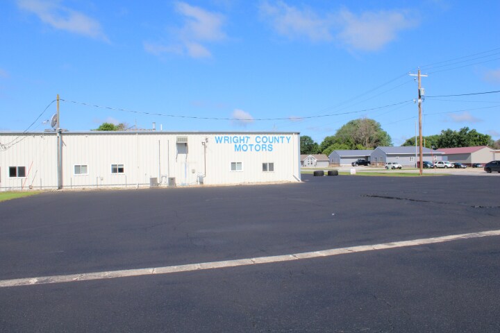 More Photos Of 1304 Central Ave E, Clarion Showroom For Sale