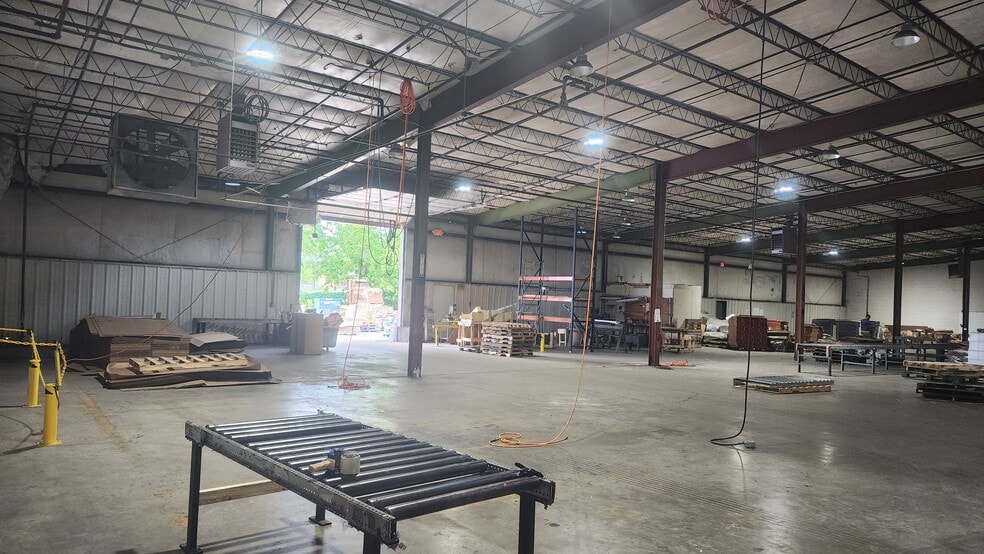 More Photos Of 894 W Albert Gallatin Ave, Gallatin Warehouse For Lease