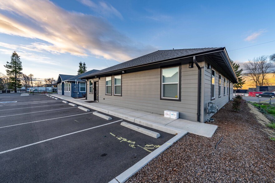 More Photos Of 296 S Pacific Hwy, Talent Medical For Sale