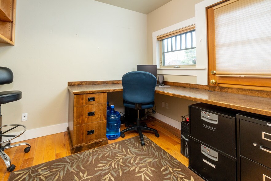 More Photos Of 208 SE Vine Ln, Bend Office For Lease