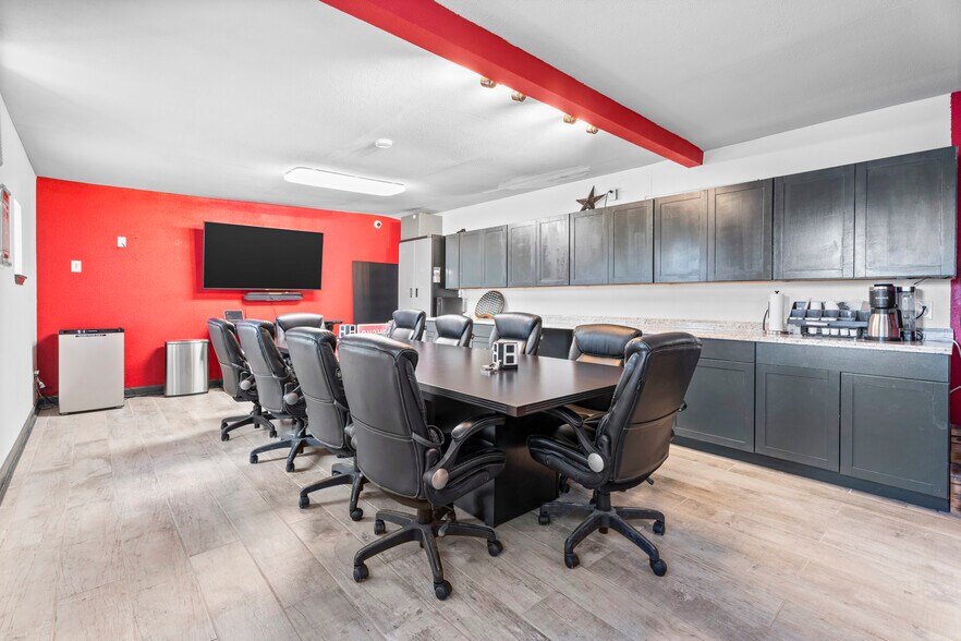 More Photos Of 9902 Franklin Rd, Houston Self Storage For Sale