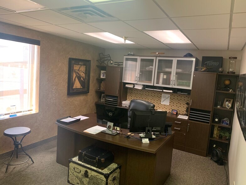 More Photos Of 919 W Mayfield Rd, Arlington Warehouse For Lease