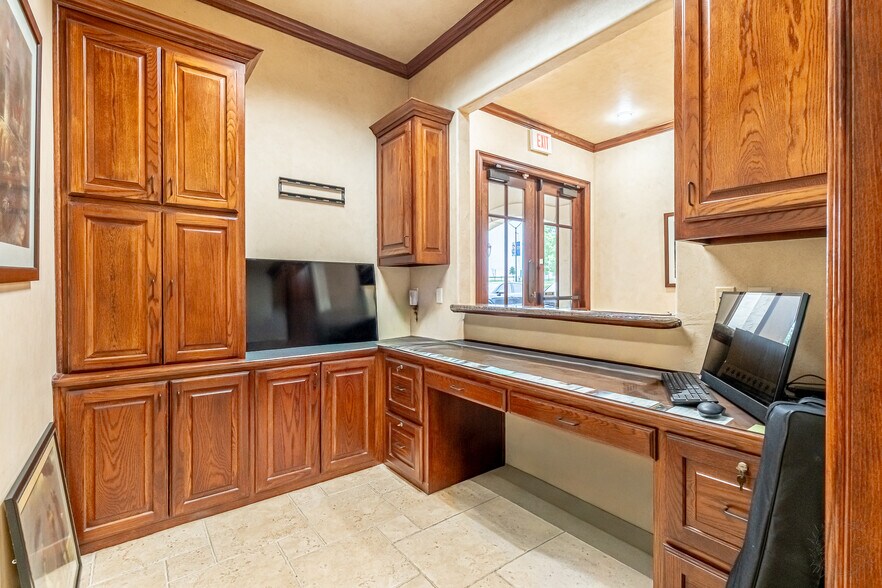 More Photos Of 6620 Bryant Irvin Rd, Fort Worth Medical For Lease