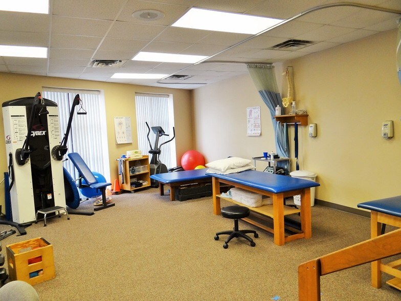 More Photos Of 1528 Cranston St, Cranston Medical For Lease