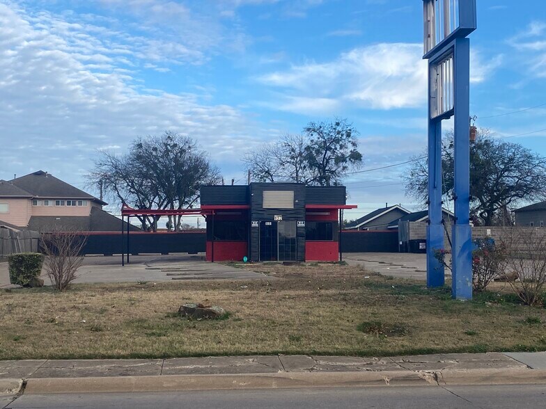 More Photos Of 122 S Hampton Rd, DeSoto Freestanding For Sale