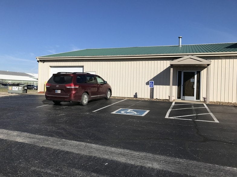 More Photos Of 1424 N Royal Ave, Evansville Showroom For Lease