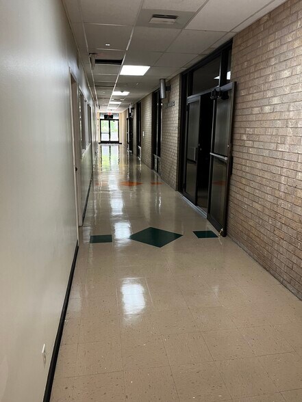 More Photos Of 7600 Woodrow Ave, Austin Schools For Lease
