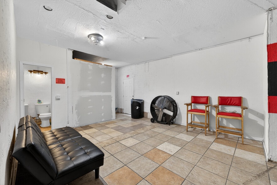 More Photos Of 940 W Hatcher Rd, Phoenix Freestanding For Sale