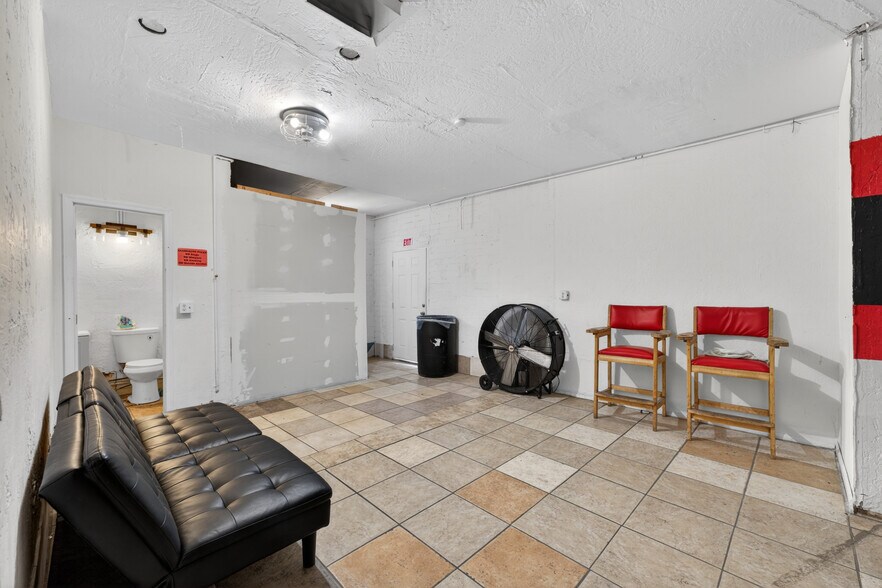 More Photos Of 940 W Hatcher Rd, Phoenix Freestanding For Sale
