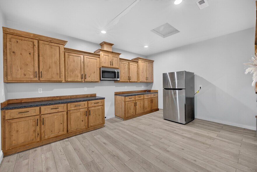 More Photos Of 506 E Stover Rd, Grandview Warehouse For Sale