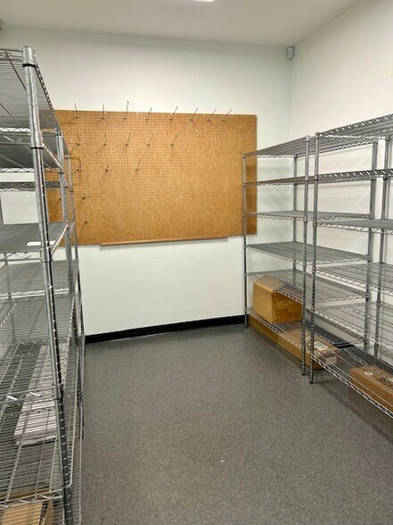 More Photos Of 1390 Biddle Rd, Medford General Retail For Lease