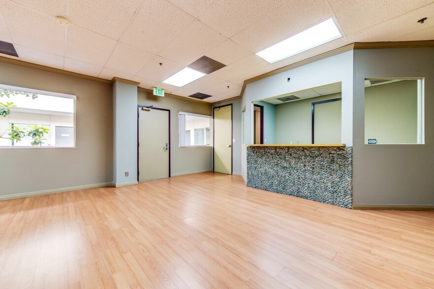 More Photos Of 1529 E Palmdale Blvd, Palmdale Office For Lease