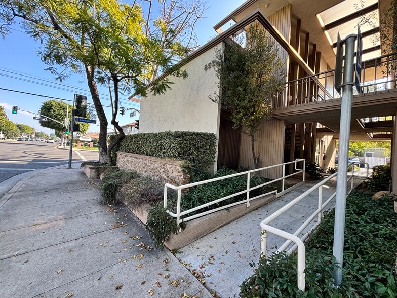 More Photos Of 850 E Chapman Ave, Orange Loft Creative Space For Lease