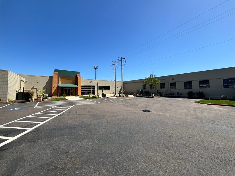 More Photos Of 576 Patterson St NW, Salem Warehouse For Lease