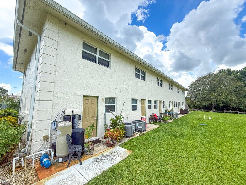 More Photos Of 604 SW 35th St, Palm City Apartments For Sale