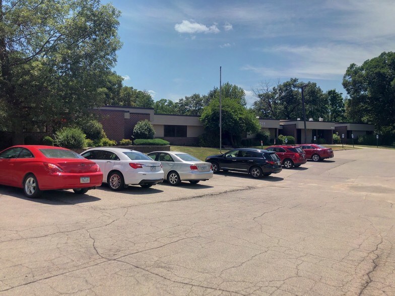 More Photos Of 4211 Glass Rd NE, Cedar Rapids Office For Lease