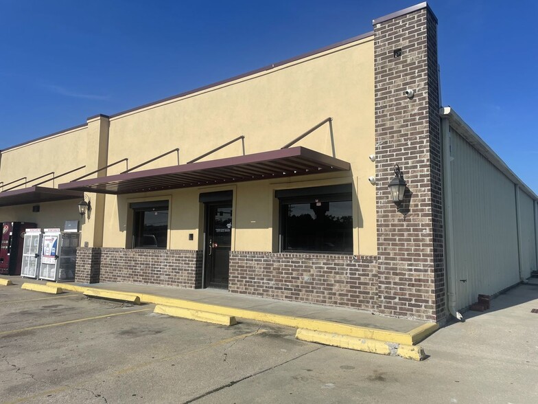 Primary Photo Of 15013 Highway 44, Gonzales Service Station For Lease