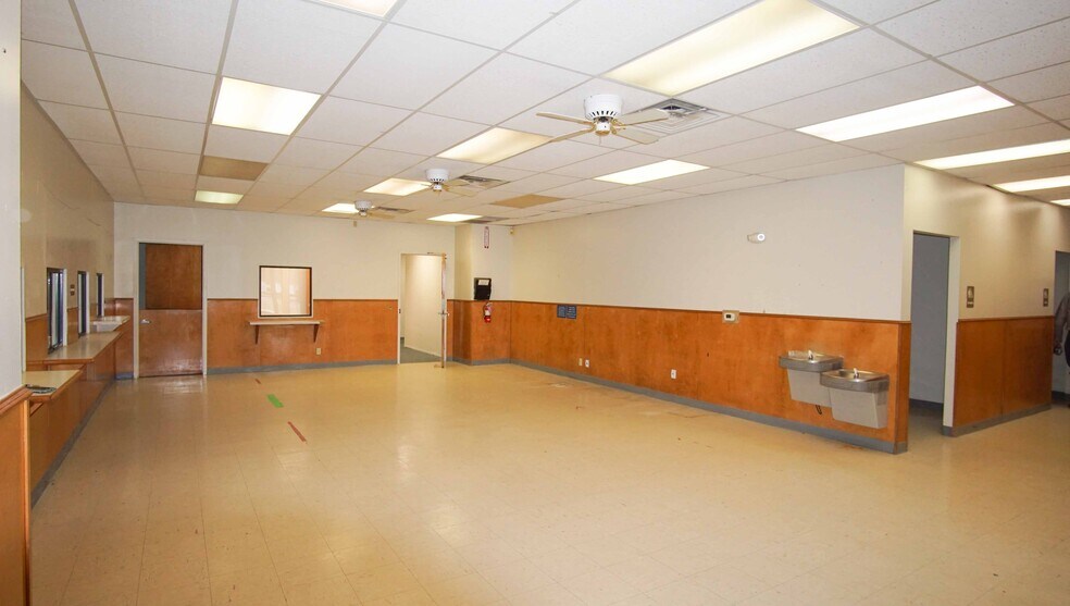 More Photos Of 1800 S Washington St, Beeville Office For Sale
